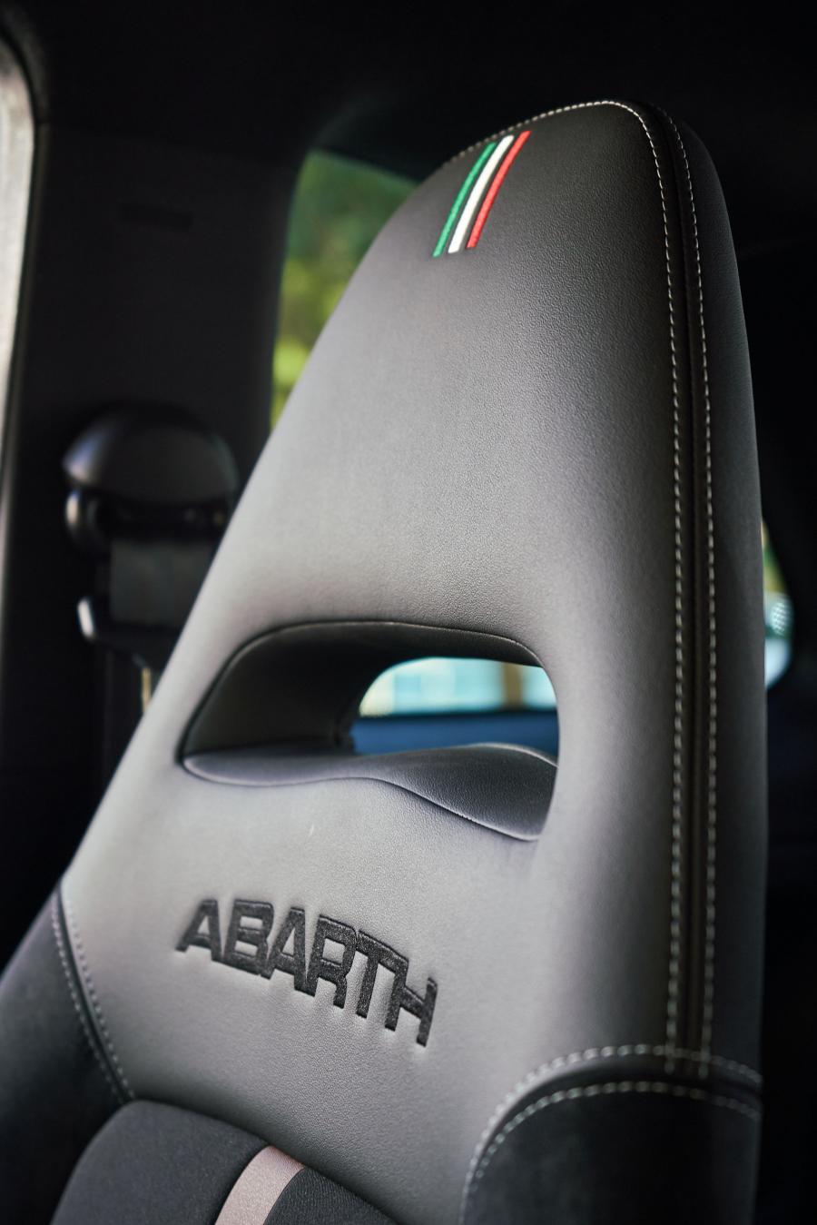 Детали интерьера Abarth 695 70° Anniversario (312) 2019 года  (WW) (фото 7 из 70)